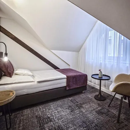 Piccolo Panzio Vendeglo Vinoteca 4* 佐洛埃格塞格